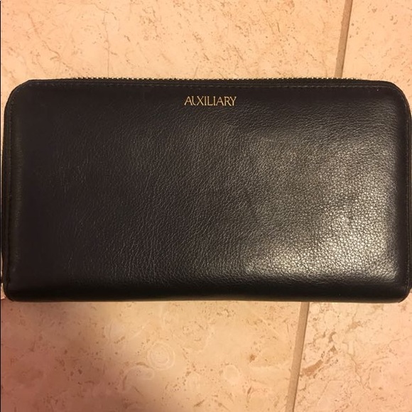 Aritzia Handbags - Aritzia Black Leather Auxillary Wallet